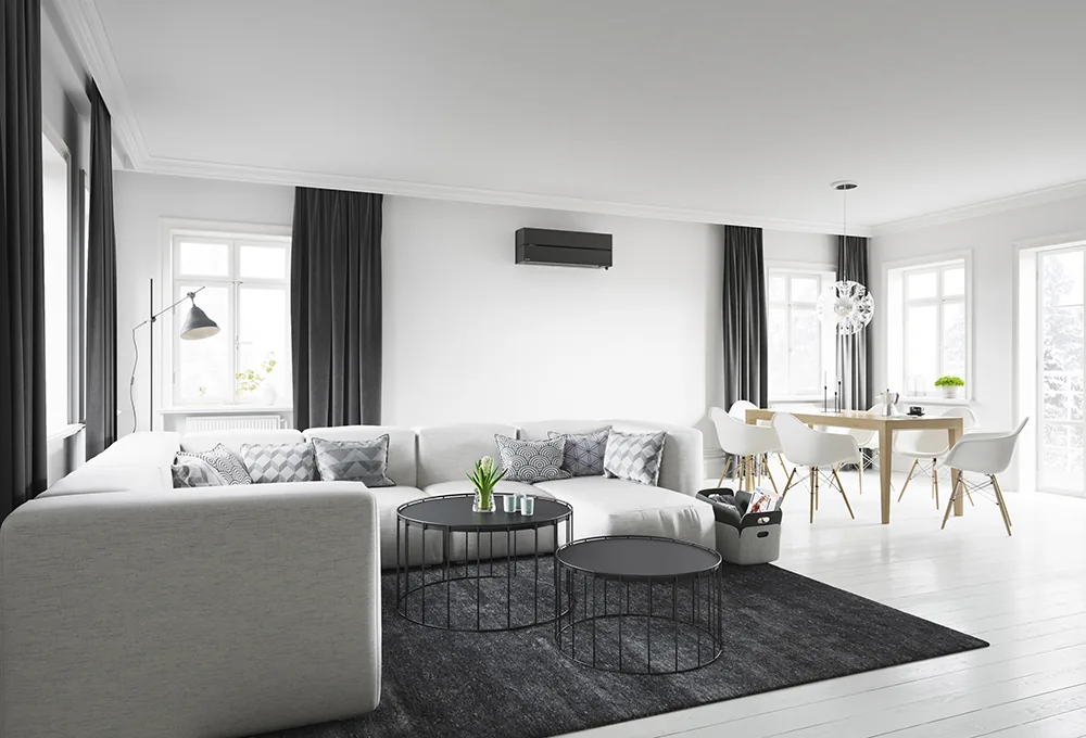 Kaiteki i safirsort over sofaen i en lys stue