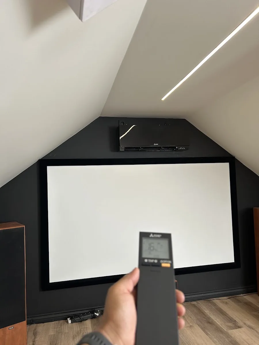 Innedel montert i hjemmekino, jobb av Nordic Varmepumper