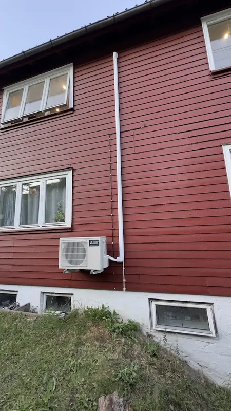 Utedel montert på rødt hus